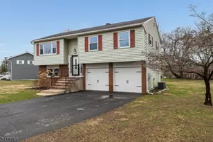 87 Lynnfield Terrace, Lopatcong Township, NJ 08865 - Photo 2