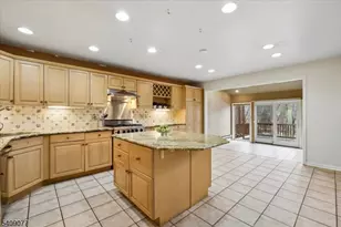 38 Hunters Cir, Tewksbury Township, NJ 08833 - Photo 4