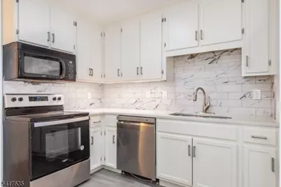 54 Burlington Ct, Hamburg, NJ 07419 - Photo 2