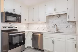 54 Burlington Ct, Hamburg, NJ 07419 - Photo 2