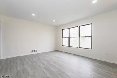 54 Burlington Ct, Hamburg, NJ 07419 - Photo 8