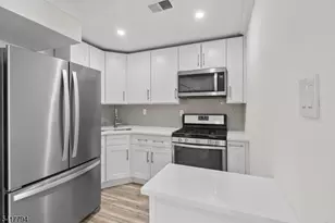 39 Boston Ct, Newark, NJ 07103 - Photo 12