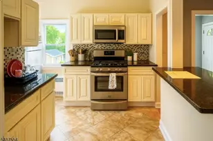 17 Carteret St, Bloomfield, NJ 07003 - Photo 2