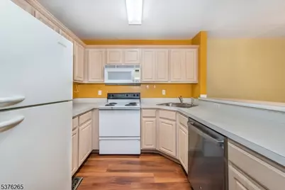 4 Parkside Ct, Wayne, NJ 07470 - Photo 8