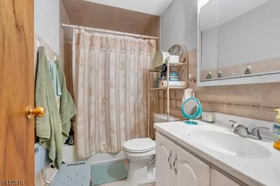 236 Stuyvesant Ave, Lyndhurst Township, NJ 07071 - Photo 18