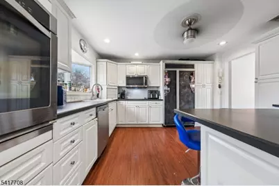 2 Caryn Pl, Fairfield, NJ 07004 - Photo 6