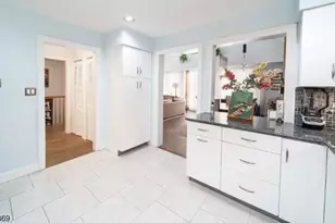 10081 Shearwater Ct, Jersey City, NJ 07305 - Photo 6