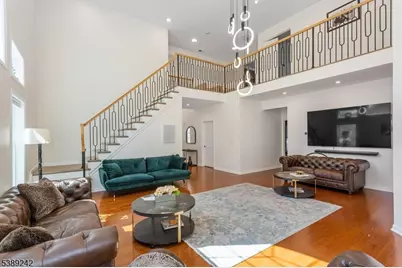 24 Bluffs Ct, Hamburg, NJ 07419 - Photo 2