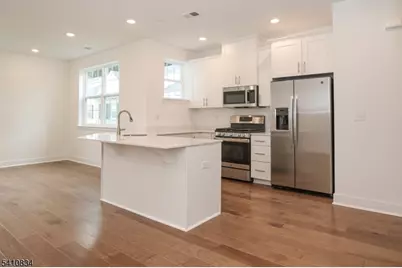 71 Veterans Way, Morris Plains, NJ 07950 - Photo 4