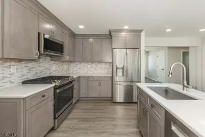 9 Robert Dr, East Hanover Township, NJ 07936 - Photo 2