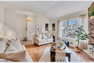 137 Sunnyvale Ct, Franklin Township, NJ 08873 - Photo 4