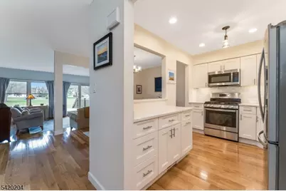 37 Chelsea Cir, Raritan Township, NJ 08822 - Photo 4