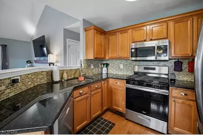 37 Mountainside Dr, Pompton Lakes, NJ 07442 - Photo 4