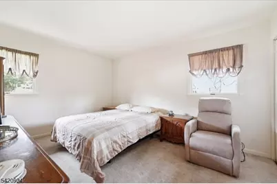 100 Hayes Ave, Clark Township, NJ 07066 - Photo 14