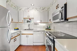 20766 Shearwater Ct, Jersey City, NJ 07305 - Photo 10