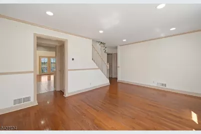 22 Cottage Ln, Clifton, NJ 07012 - Photo 2