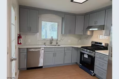 16 S Baums Ct, Livingston, NJ 07039 - Photo 4