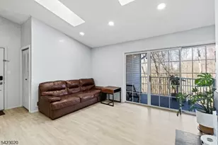 25 Chelsea Ct, Franklin Township, NJ 08823 - Photo 4