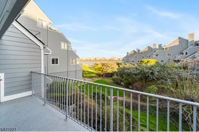 8C Cove Ln, North Bergen Twp., NJ 07047 - Photo 20