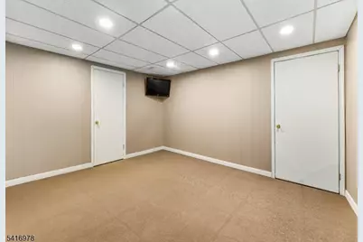 8 Chelsea Cir, Raritan Township, NJ 08822 - Photo 12