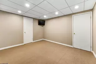 8 Chelsea Cir, Raritan Township, NJ 08822 - Photo 12