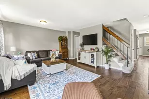 8 Chelsea Cir, Raritan Township, NJ 08822 - Photo 10