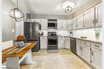 8 Chelsea Cir, Raritan Township, NJ 08822 - Photo 4