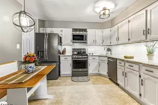 8 Chelsea Cir, Raritan Township, NJ 08822 - Photo 4