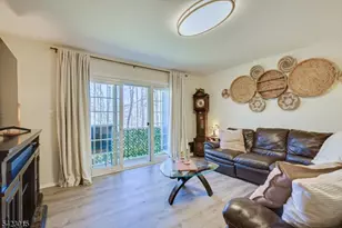 95 Sapphire Ln, Franklin Township, NJ 08823 - Photo 2