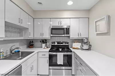 100-31 Shearwater Ct #31, Jersey City, NJ 07305 - Photo 8