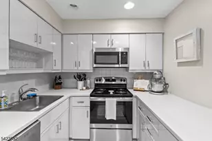 100-31 Shearwater Ct, Jersey City, NJ 07305 - Photo 8