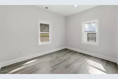 31 Saint Moritz Pl, Wayne, NJ 07470 - Photo 10
