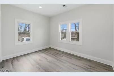 31 Saint Moritz Pl, Wayne, NJ 07470 - Photo 12