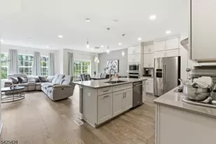 44 Dahlia Dr, Warren Township, NJ 07059 - Photo 2
