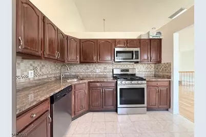 27 Columbus Dr, Franklin Township, NJ 08823 - Photo 6