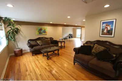 7 Stuart St, Waldwick, NJ 07463 - Photo 4