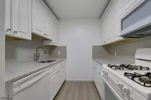 846 Riverside Ave, Lyndhurst Township, NJ 07071 - Photo 12