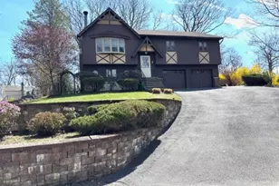 8 Loyola Ct, Hopatcong, NJ 07843 - Photo 2