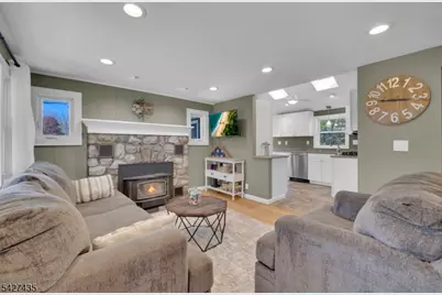 1 Pathfinder Trl, Jefferson Township, NJ 07885 - Photo 4