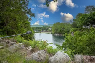 22 Burlington Ct, Hamburg, NJ 07419 - Photo 4