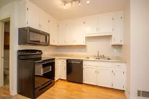 22 Burlington Ct, Hamburg, NJ 07419 - Photo 10