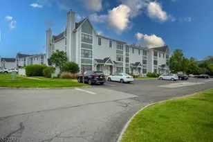 22 Burlington Ct, Hamburg, NJ 07419 - Photo 2