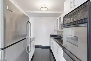 2 Horizon Rd, Fort Lee, NJ 07024 - Photo 10