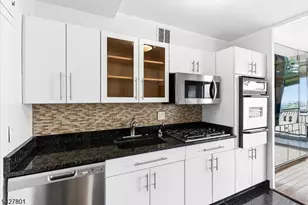 2 Horizon Rd, Fort Lee, NJ 07024 - Photo 12