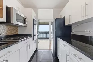 2 Horizon Rd, Fort Lee, NJ 07024 - Photo 10