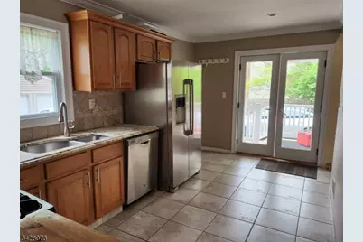 34 Como Dr, Franklin Township, NJ 08873 - Photo 4
