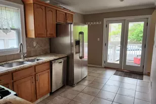 34 Como Dr, Franklin Township, NJ 08873 - Photo 4