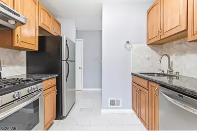 212 Village Cmns, Raritan Township, NJ 08822 - Photo 10