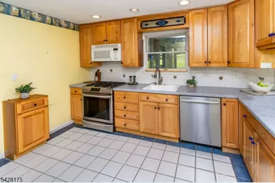 19 Floral Rd, Raritan Township, NJ 08822 - Photo 8