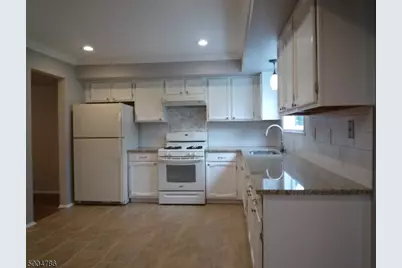 388 Cotswold Pl, Franklin Township, NJ 08873 - Photo 4